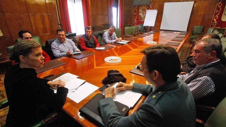 San Damián, sindicatos y Guardia Civil ayer en la Subdelegación.