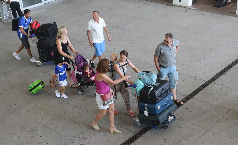 El aeropuerto de la Costa del Sol opera este fin de semana más de 2.000 vuelos que transportan a miles de turistas en el inicio o el fin de sus vacaciones de verano