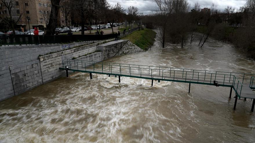 Estado del río Manzanares con el temporal de lluvia que azota la capital
