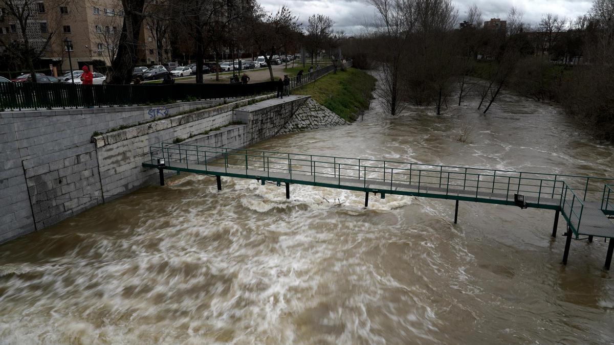 El Manzanares entra en nivel rojo por riesgo de inundaciones en Madrid.