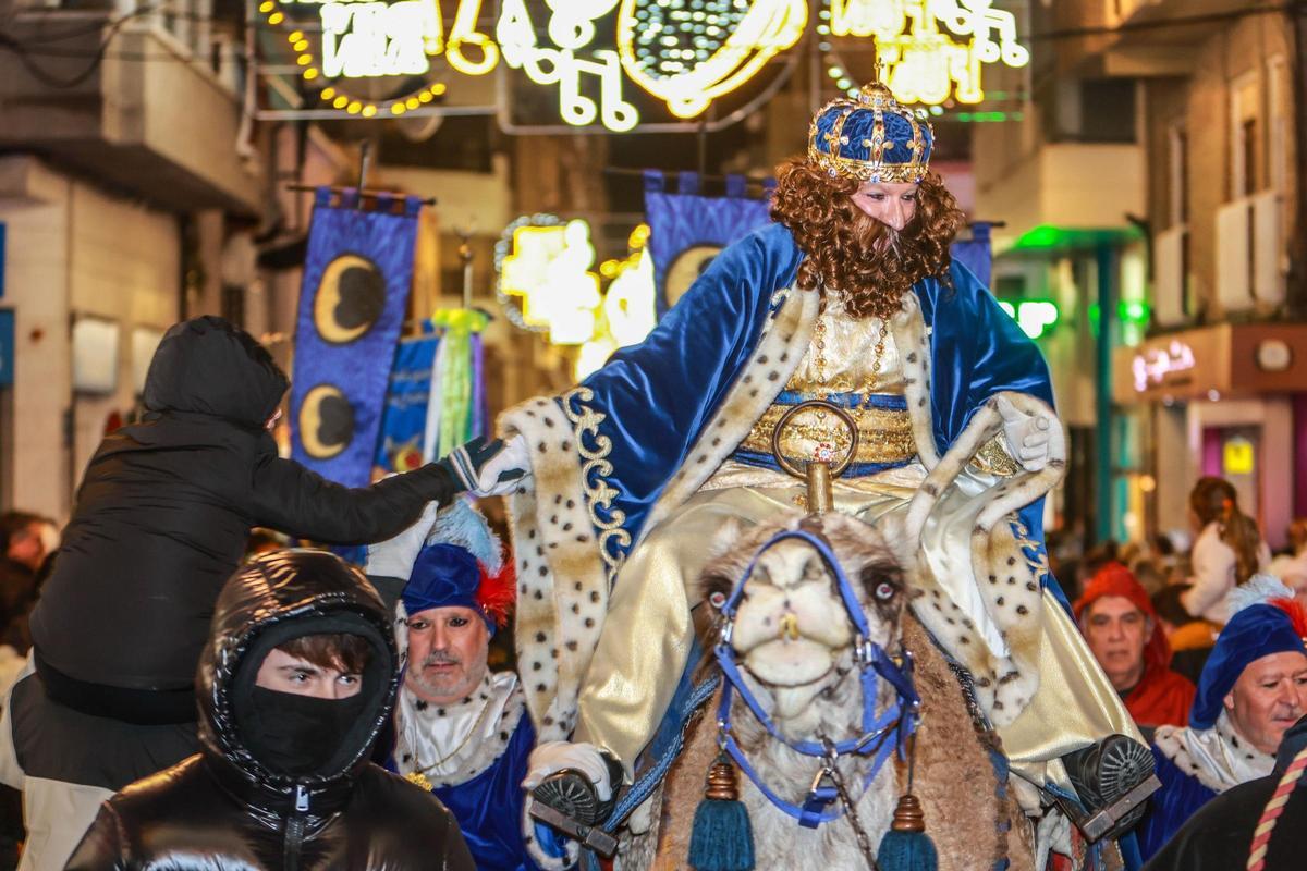 Los Reyes Magos llenan de ilusión las calles de Elda