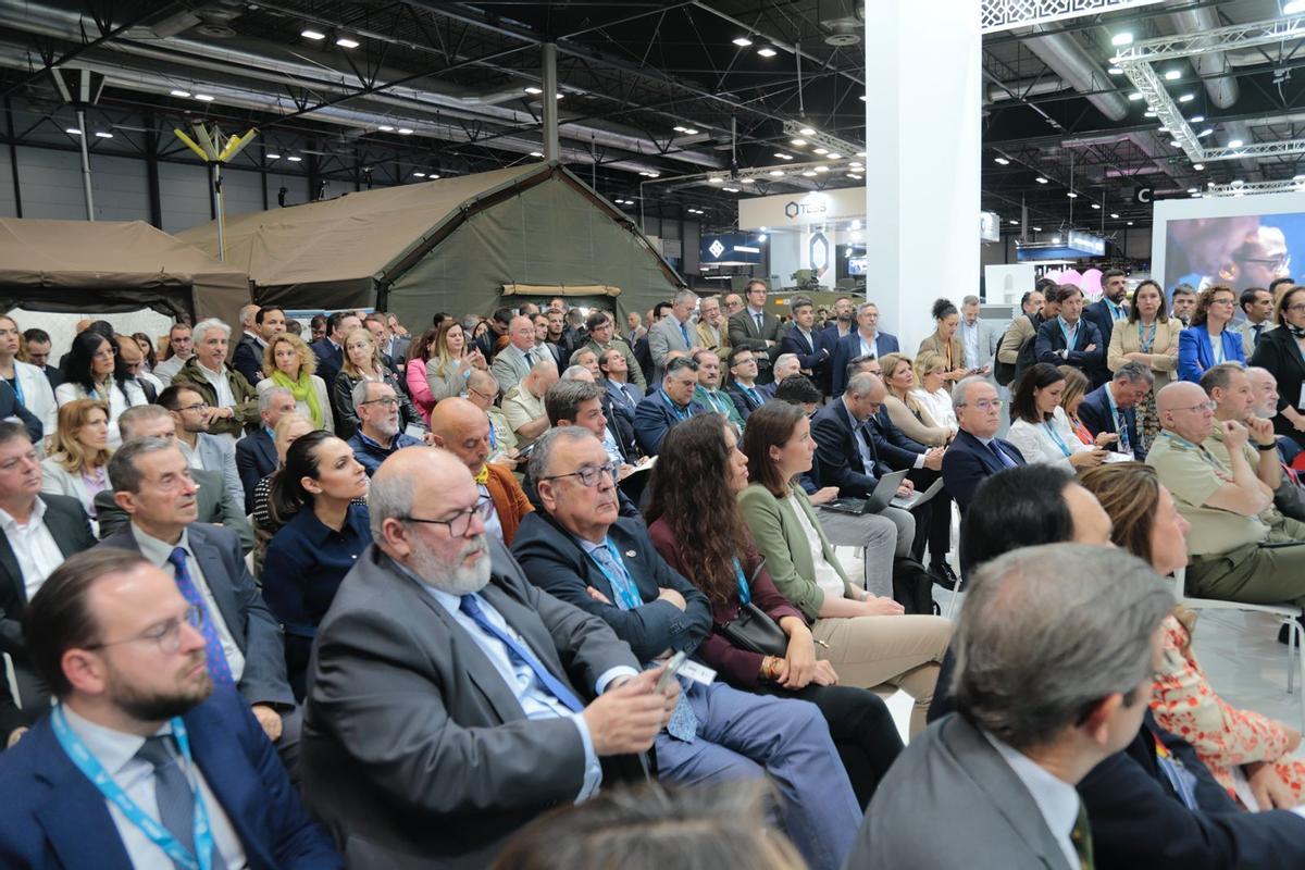 El estand del Ayuntamiento de Córdoba en Feindef 2025, en el momento del anuncio de José María Bellido.