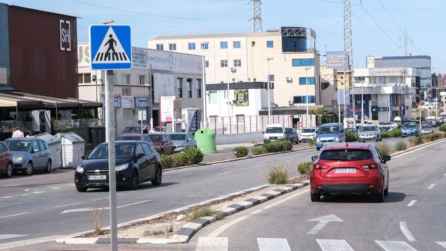 El polígono industrial de Carrús en Elche, con las naves al fondo, en una imagen de archivo.