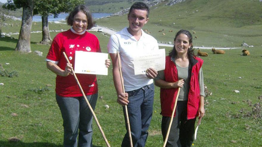 Pastores, ayer, en Vega de Enol, tras recoger el diploma y la vara.