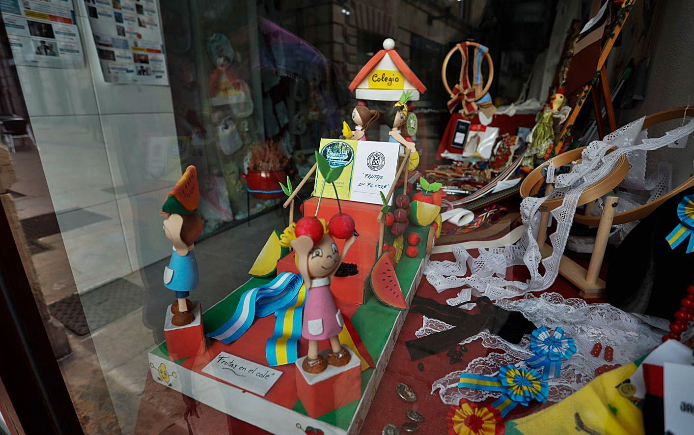 Una maqueta de las carrozas del Bollo, ayer, expuesta en una mercería de La Fruta. | M. V.