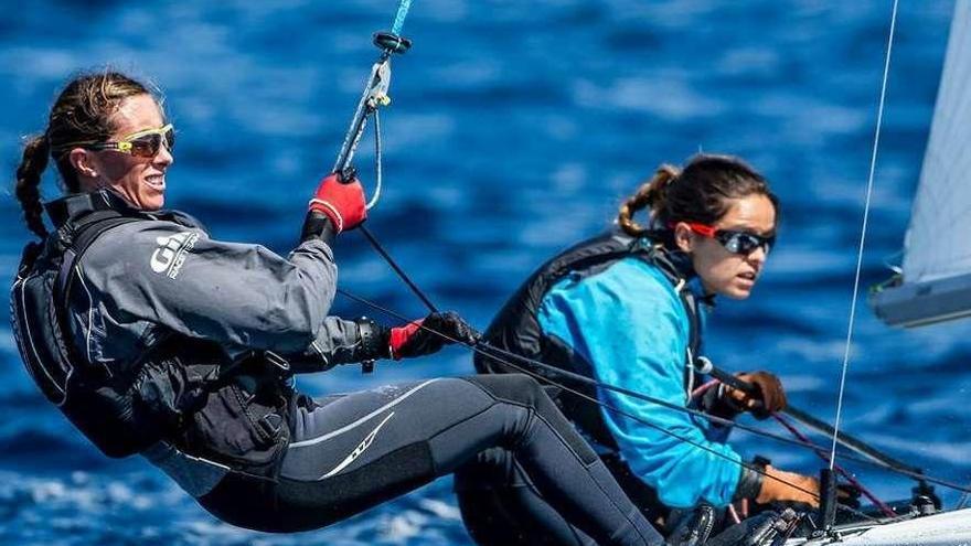 Ángela Pumariega y Sofía Toro, regateando con su embarcación de 470.