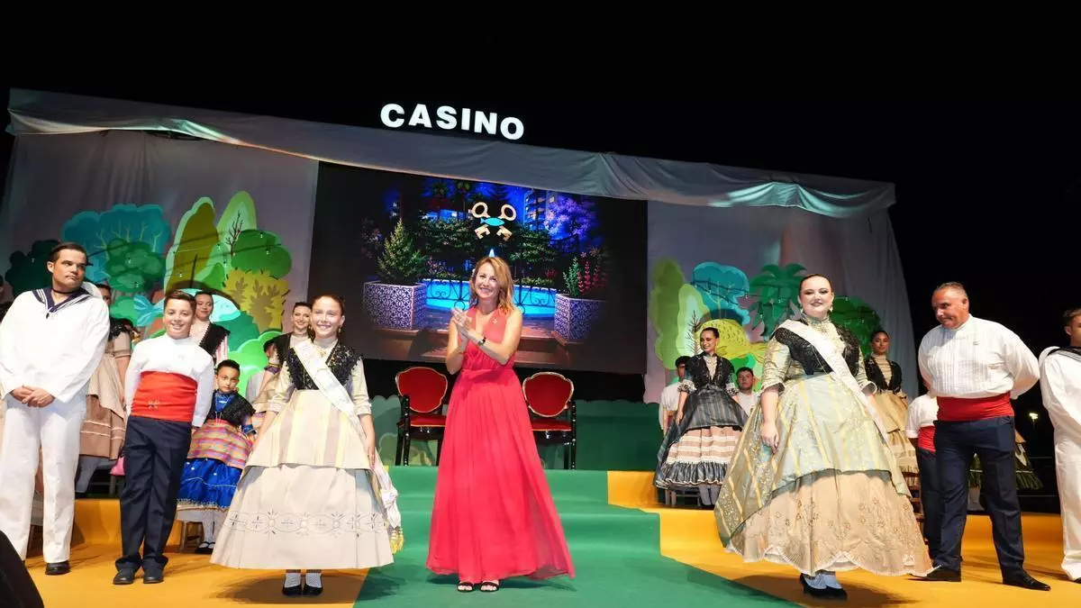 El Grau proclama a Claudia Albert y María Salom reinas de las fiestas de Sant Pere