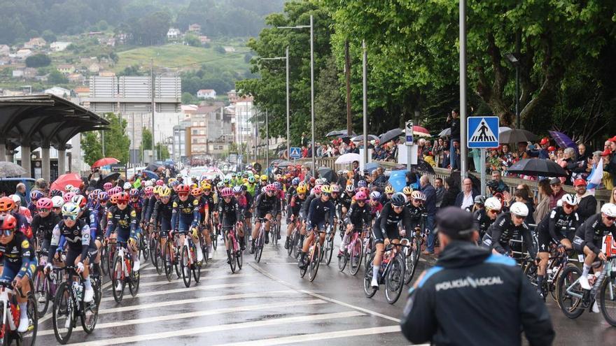 Marín abre La Vuelta femenina entre bicicletas, lluvia y un bosque de paraguas