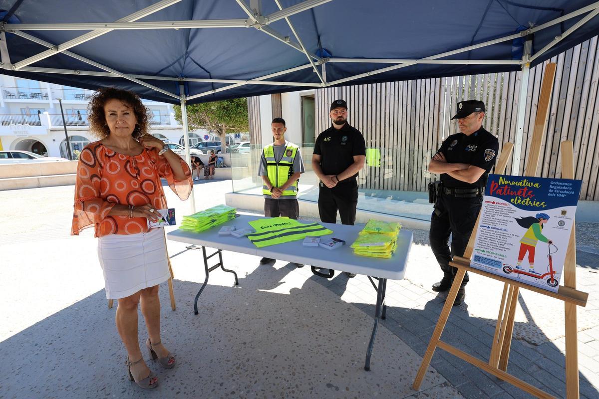 Galería: campaña de concienciación y control sobre la circulación de patinetes eléctricos en Sant Antoni