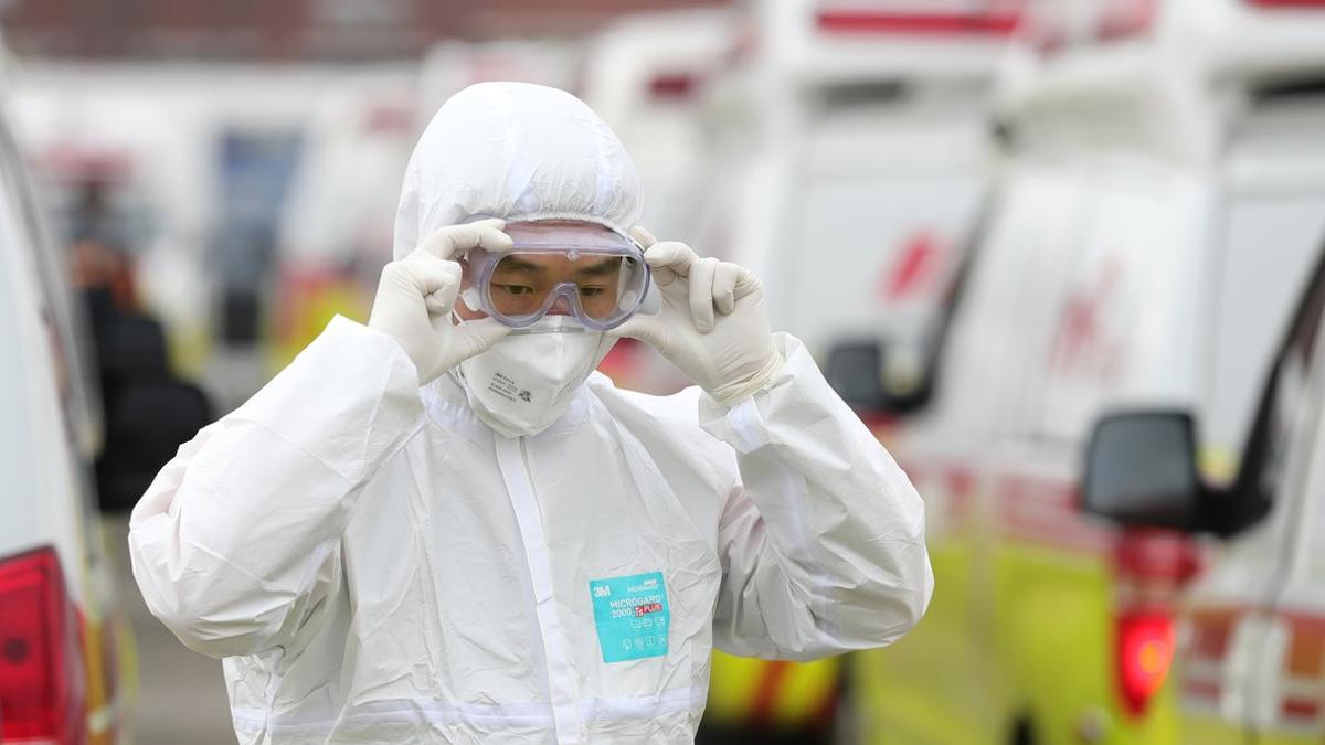 Un sanitario se coloca las gafas de protección antes de comenzar a trabajar en Corea del Sur.