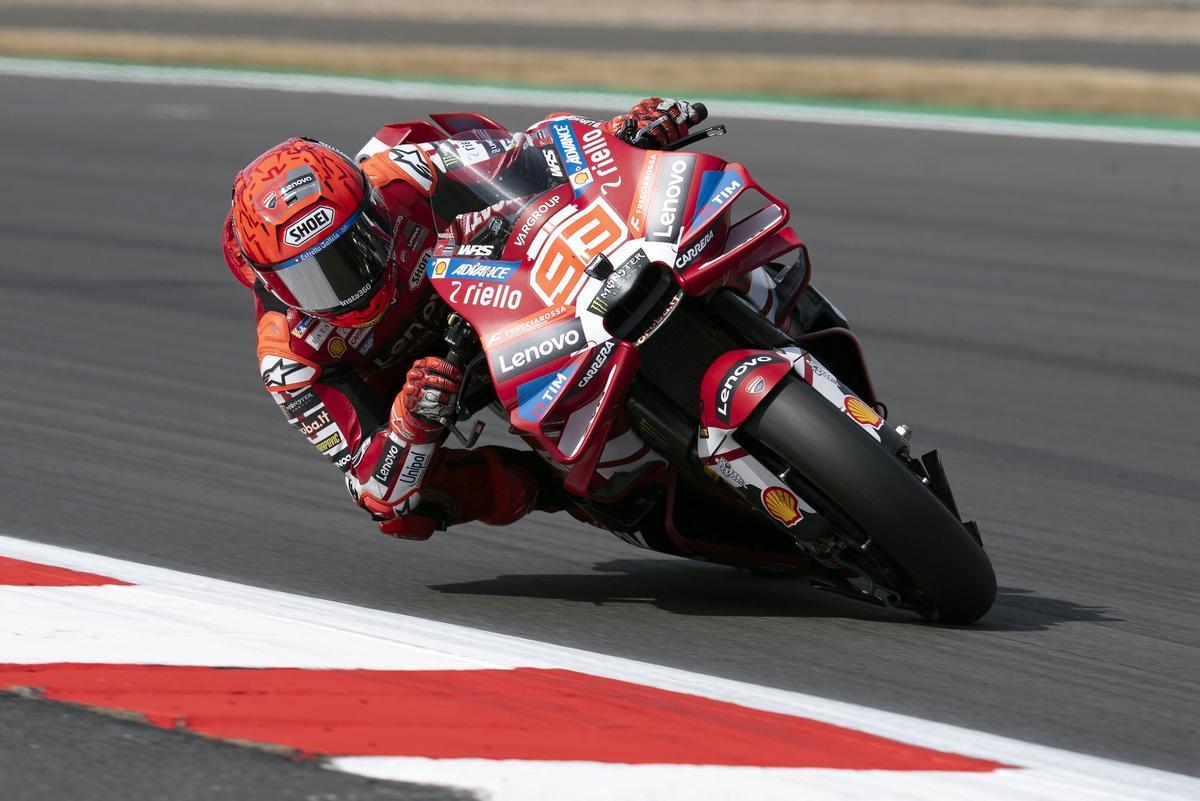 Towcester (United Kingdom), 08/08/2026.- Italian Marco Bezzecchi, of the Aprilia Racing Team in action during the MotoGP qualifying session at the Motorcycling Grand Prix of Great Britain at the Silverstone Circuit race track in Towcester, Britain, 08 August 2026. (Motociclismo, Gran Bretaña, Reino Unido) EFE/EPA/TIM KEETON