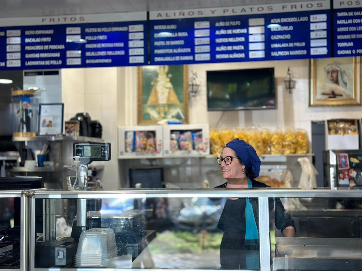 María Lucía posca en el mostrados de la Churrería y Freiduría Covadonga.