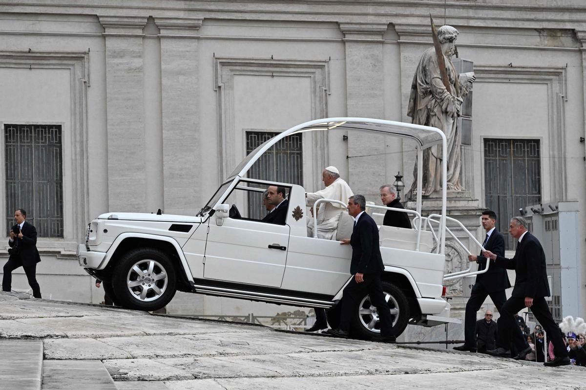 El Papa Francisco durante la audiencia general semanal en la plaza de San Pedro.