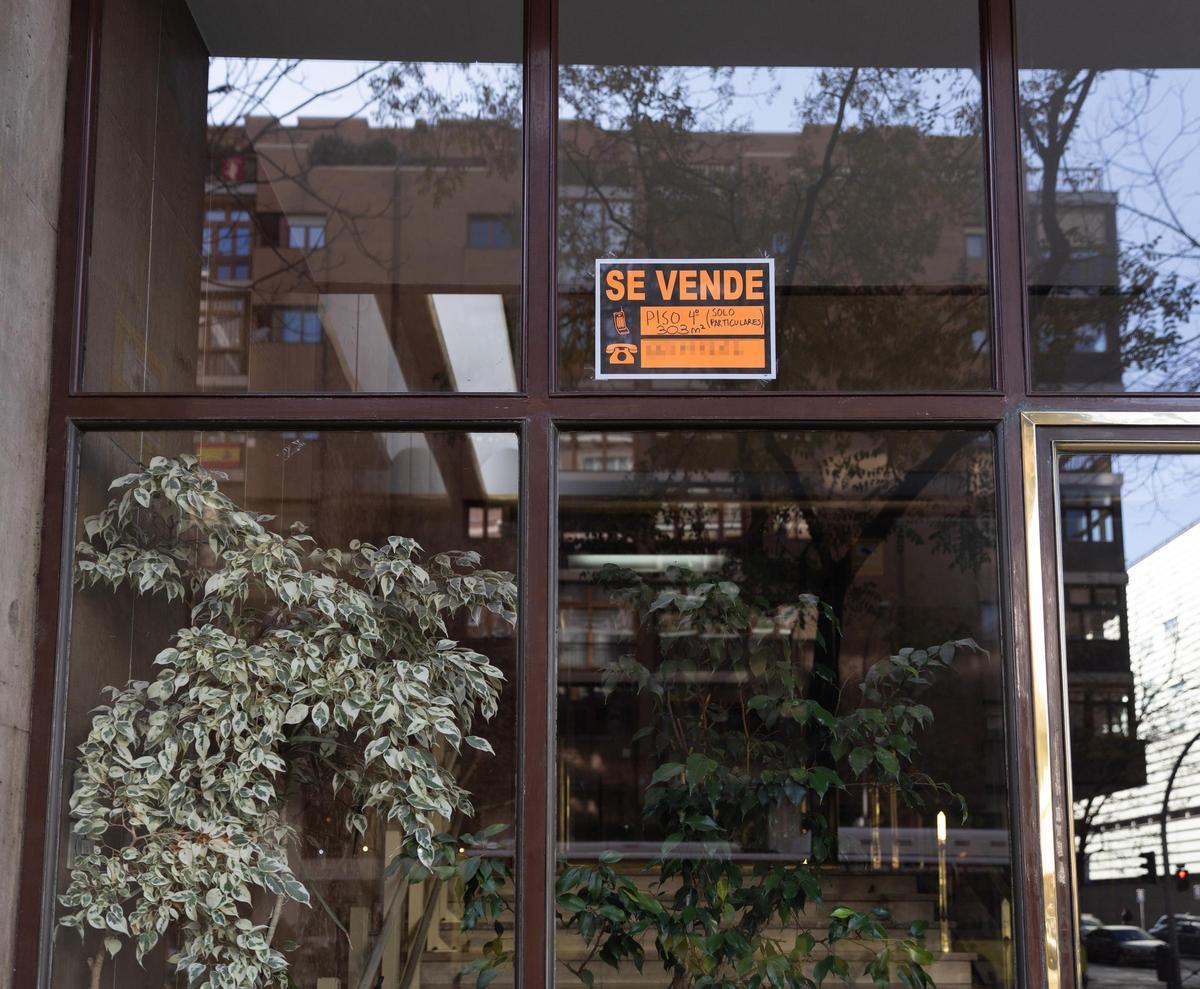 Archivo - Un cartel de 'Se vende' pegado en un portal.