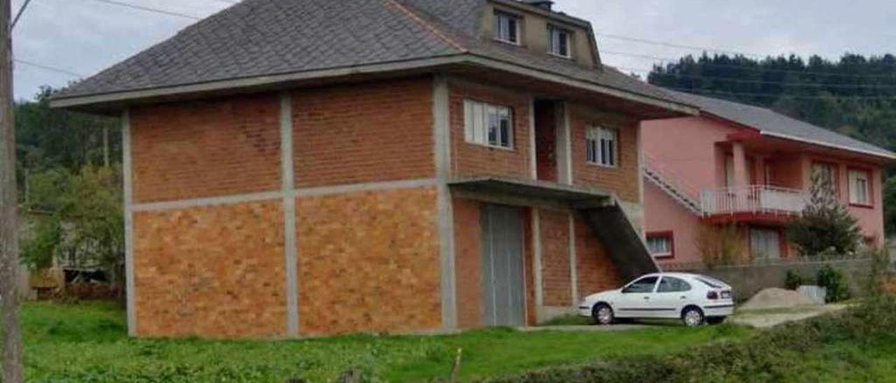 Una vivienda con la fachada sin acabar situada en el concello coruñés de As Pontes. // C. F. C.