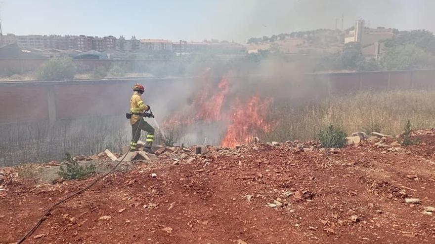 Un incendio a las afueras de Cáceres (en dirección al ferial) moviliza a bomberos forestales y del Sepei