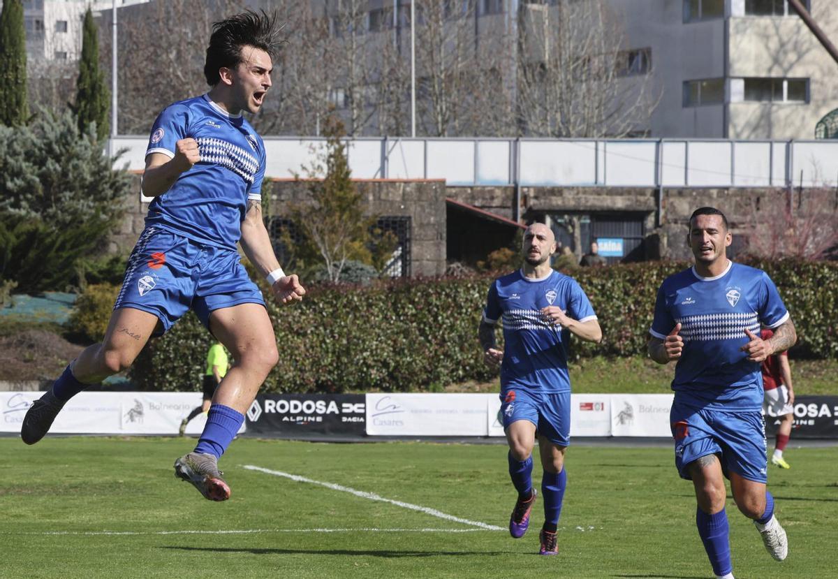 Francisco, del Gran Peña, celebra el primer gol ante el Estradense. | ALBA VILLAR