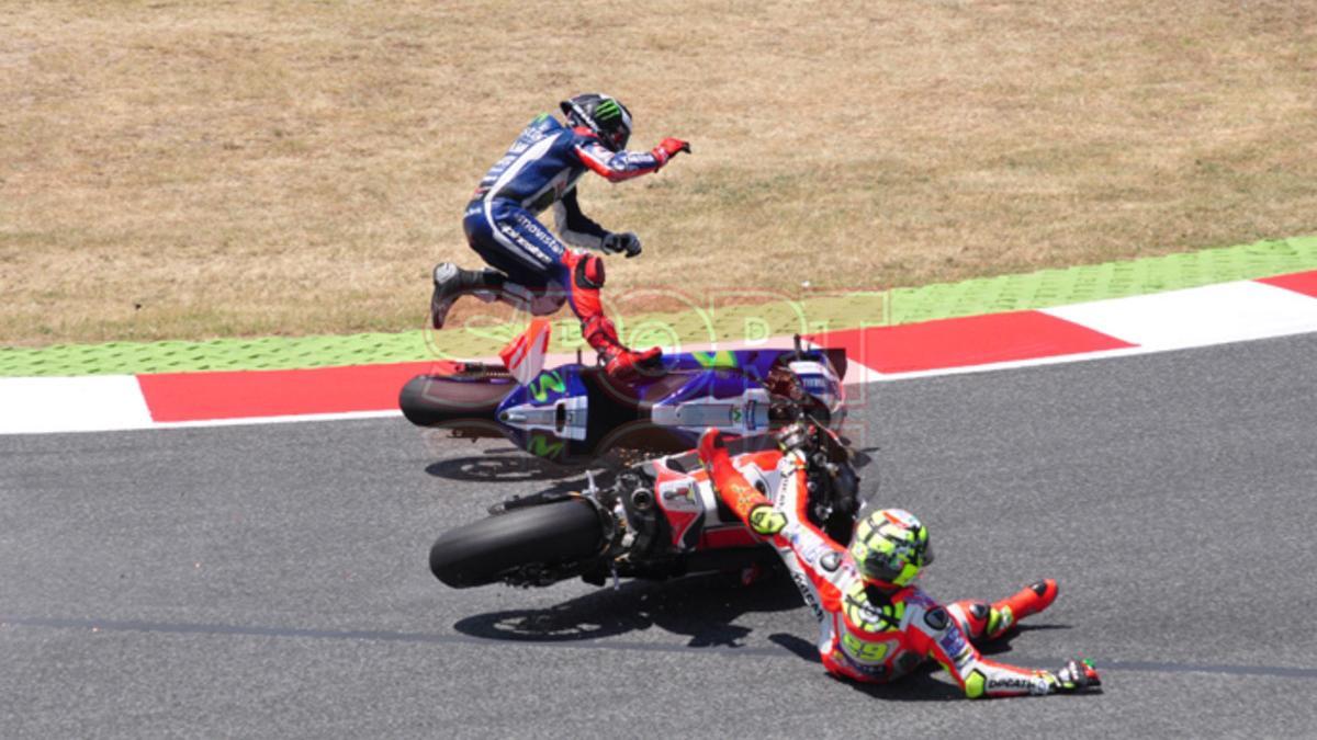 Momento de la caída de Lorenzo y Iannone