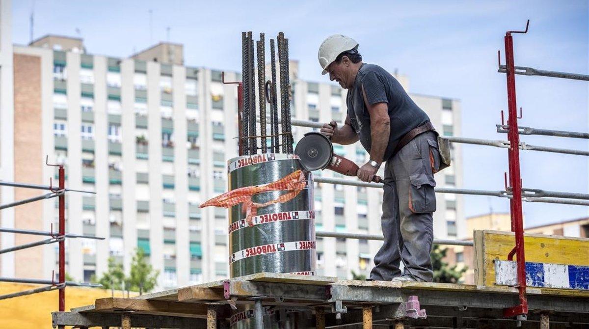 Un trabajador en una obra de Barcelona.