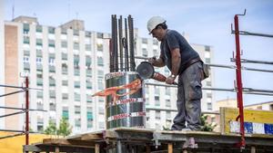 Un trabajador en una obra de Barcelona.