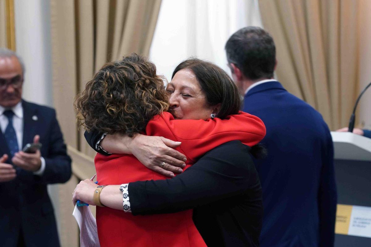 María Jesús Montero abraza a una hermana de García Caparrós.