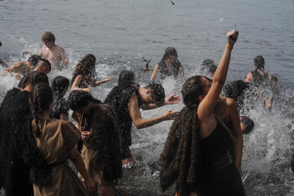 Las hordas vikingas desembarcan con sus armas y sus gritos de guerra en Catoira ante 30.000 personas.