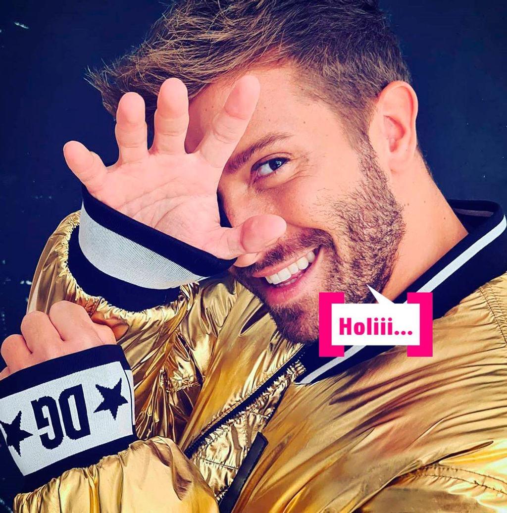 Pablo Alborán posando con 'bomber dorada' para Instagram