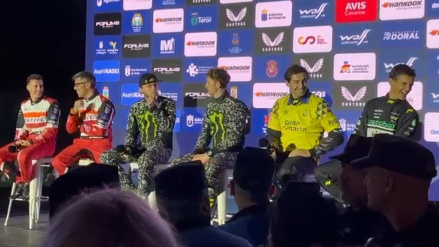 Diego Domínguez, compañero del canario Rogelio Peñate, se viste de la UD Las Palmas en la presentación del Rally Islas Canarias