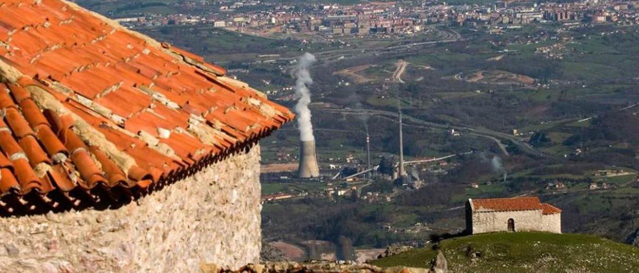 Las ermitas del Monsacro, con Oviedo al fondo.