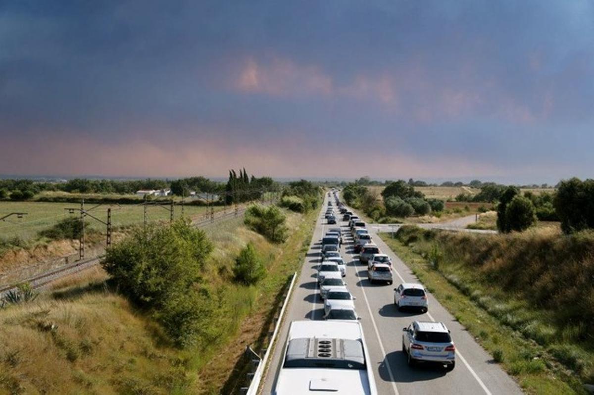 Nina Saló envía esta imagen de los coches parados en la carretera por el incendio.