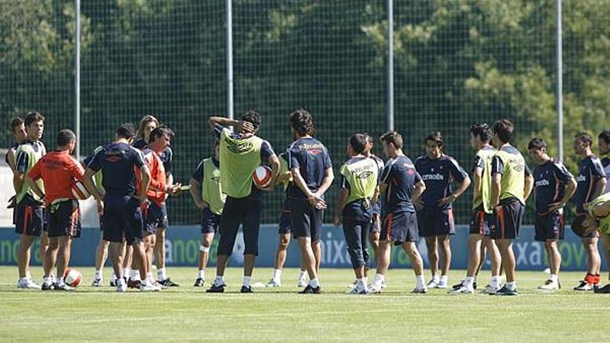 Los jugadores celestes al inicio del entrenamiento matinal celebrado ayer en las instalaciones de A Madroa.