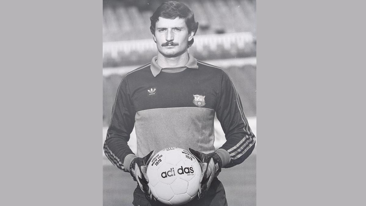 Una imagen de Francesc Llangostera en el Camp Nou con la camiseta del FC_Barcelona, que defendió en tres partidos oficiales, todos de Copa la temporada 1980-81