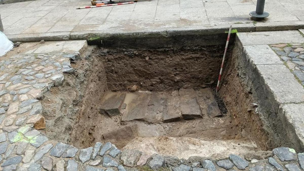 Aparecen restos de la muralla defensiva de Vigo en la calle Laxe
