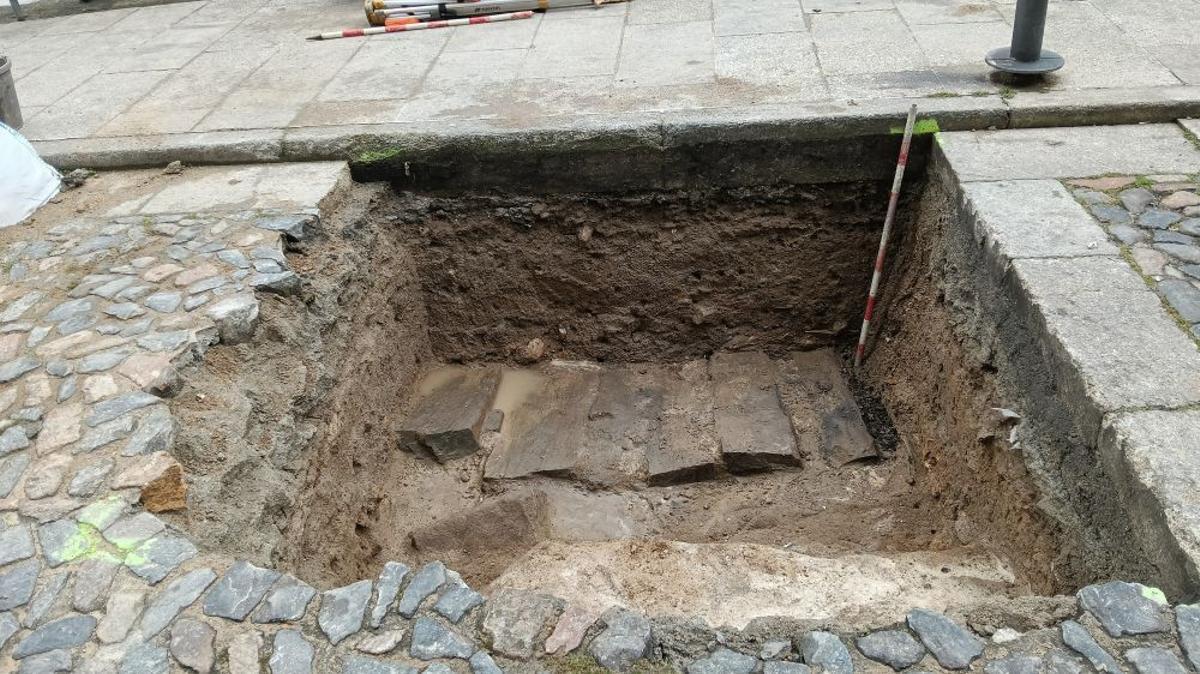 La muralla defensiva de la ciudad afloró en la calle Laxe.
