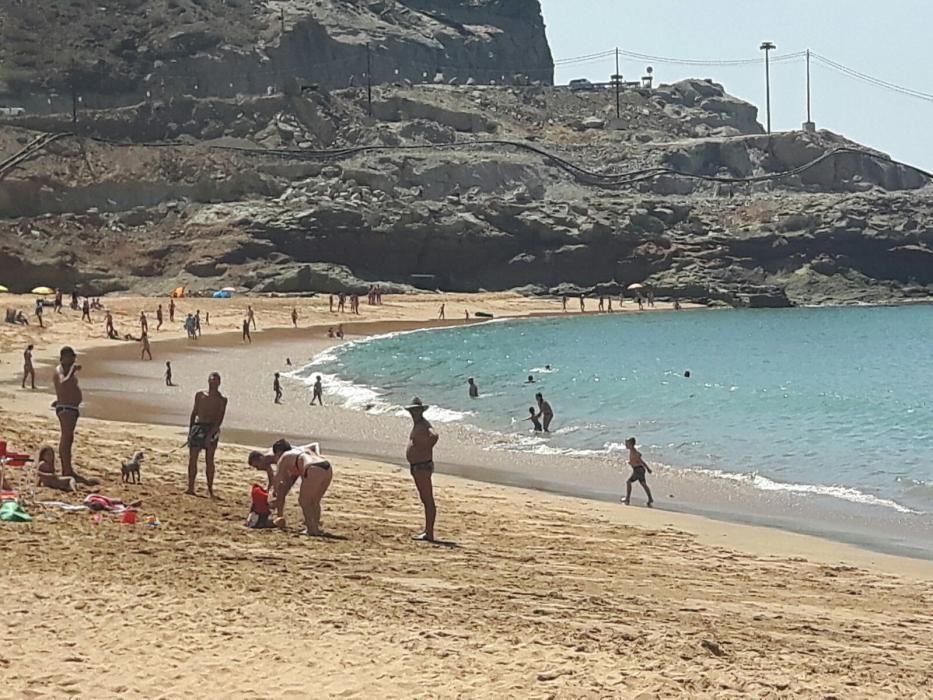 La Guardia Civil desaloja la playa de Tauro