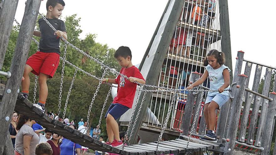 Ciudad de los Niños. Pequeños se divierten en un pasadizo colgante.