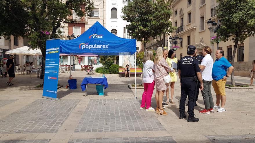 El PP de Castellón denuncia el envío de dos agentes de la Policía Local para desmontar su carpa informativa