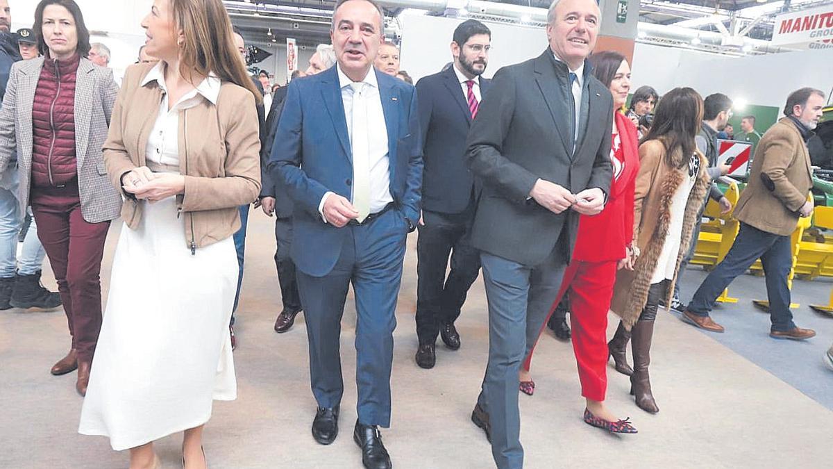 El presidente de Aragón, Jorge Azcón, durante el paseo por FIMA, con el vicepresidente Alejandro Nolasco detrás.
