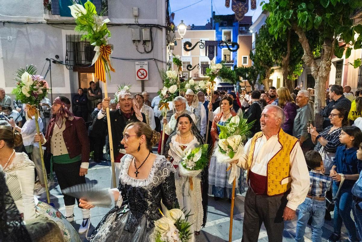 Más de 4000 personas participan en la Ofrenda Floral a la patrona con la que La Vila celebra el milagro de las Lágrimas de Santa Marta el 8 de mayo de 1653