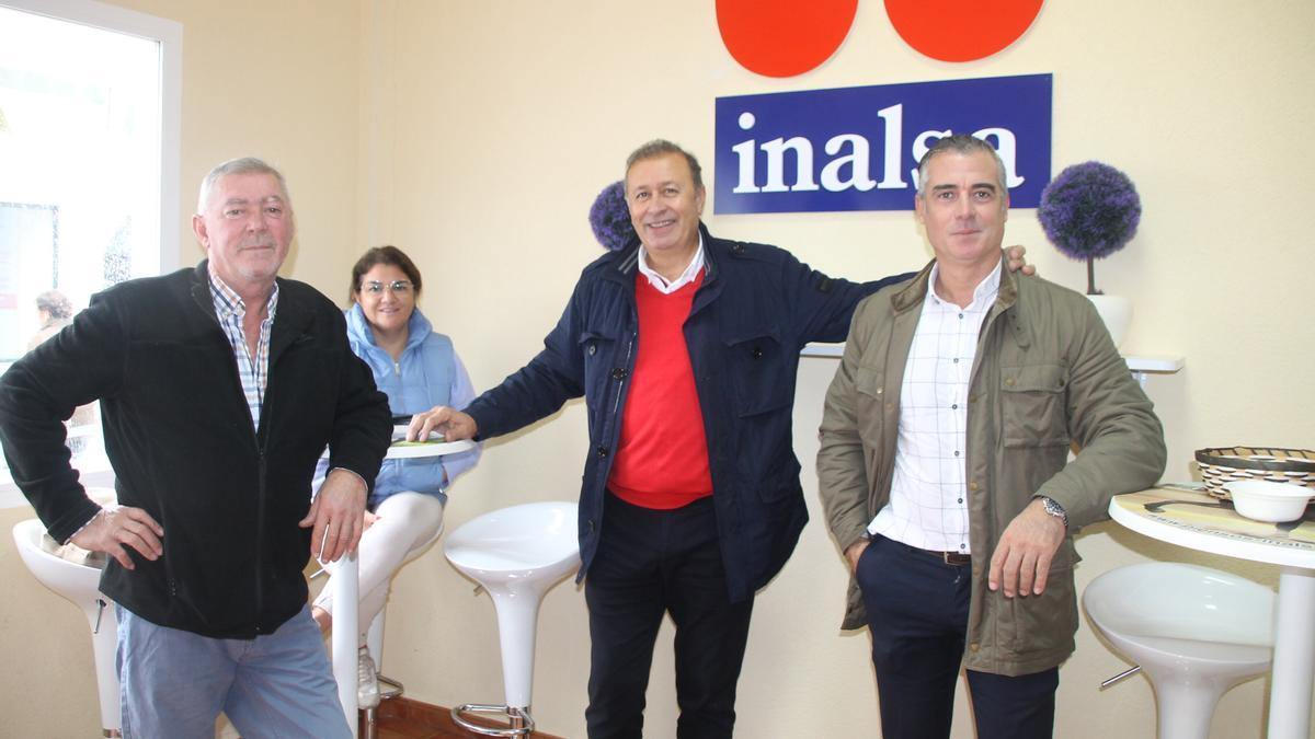 Antonio Novella del Río, distribuidor oficial en la zona, Aurelio Guzmán, gerente de Inalsa, y Juan Carlos Díez, comercial.