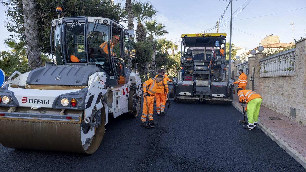 Trabajos de reasfaltado en la avenida de Las Olas