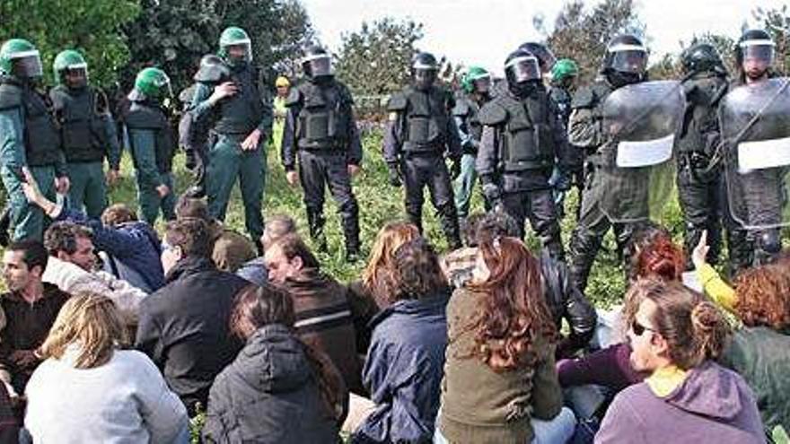 Despliegue de antidisturbios frente a un grupo de antiautopistas en una finca de Sant Jordi.