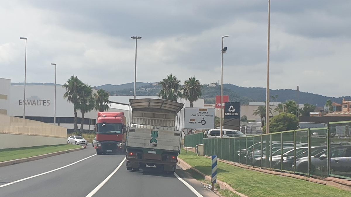 La reconversión del tramo de dos a tres carriles obliga a los camiones a cruzarse a centímetros para rozar.