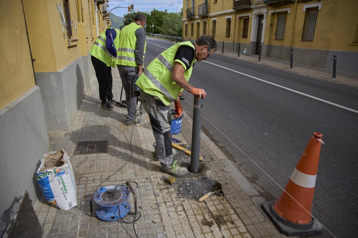 Les imatges de la reparació de les pilones que un vehicle s'ha endut a Anglès Les imatges de la reparació de les pilones que un vehicle s'ha endut a Anglès