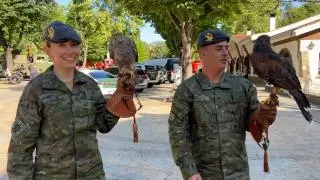 ¿Conoces a "Cova" y "Cangas"?: así son las mascotas asturianas que desfilarán el Día de las Fuerzas Armadas en Oviedo