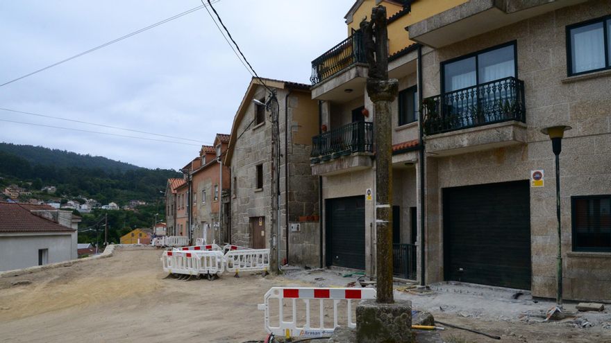 El entorno del lugar de O Enleito, en obras, con el cruceiro del siglo XVIII en primer término.