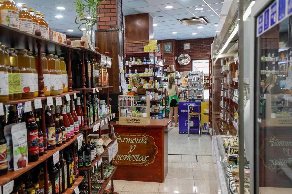En imágenes | Una de las primeras herboristerías de Zaragoza se despide de su histórica tienda en el centro