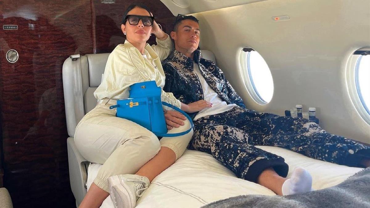 Cristiano Ronaldo y Georgina Rodríguez posan en la cama de su jet privado.