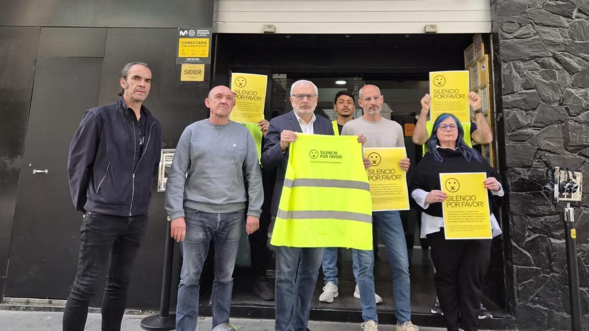 Los representantes del ocio nocturno exhiben la cartelería y los chalecos que usaban para pedir silencio