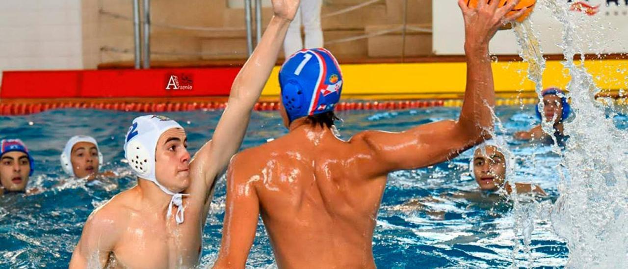 El equipo de waterpolo del Náutico en plen acción // FDV